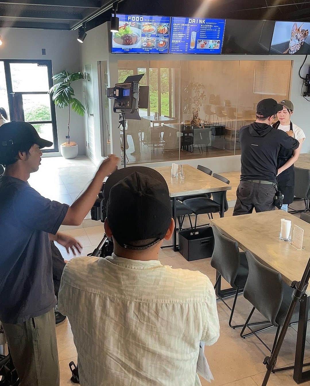 SKYtomoさんのインスタグラム写真 - (SKYtomoInstagram)「沖縄で1番ってくらいのグルメ番組ウィンウィンにうちのカフェが紹介されます。 カフェはオーナーとマネージャーが全て仕切ってるので、僕は見てるだけですが、なんかどんどん凄いことになってるな。 ホント凄い。 難しい飲食に飛び込んて、半年でよくここまで定着できるカフェにしたなと、関心。  7/15放送  #サーバルキャット #ウィンウィン #沖縄カフェ #南城市カフェ #カフェスリン #cafesurin  @cafe_surin」6月23日 2時22分 - skytomo