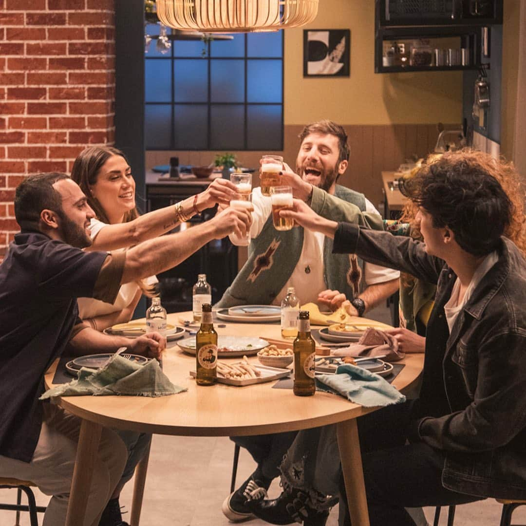 メリッサ・サッタさんのインスタグラム写真 - (メリッサ・サッタInstagram)「Avete presente quelle serate tra amici che iniziano con una birretta 🍻e finisci a raccontarti la vita ? Ecco ho fatto una cena con Nicoló, Tananai, Chef Ruben e Veronica. ♥️ Ovviamente non poteva mancare anche il calcio e ho voluto sfidare Nicoló .. Chi ha vinto ? ⚽️ @birramoretti.italia #inbuonacompagnia #cosìcomesiamo #BirraMoretti #FiltrataAFreddo #adv」6月23日 2時29分 - melissasatta