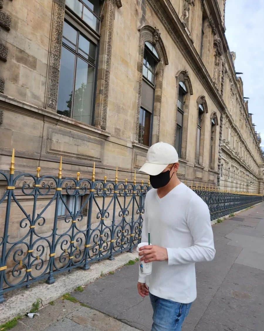ジュンスのインスタグラム：「in Paris🌃」
