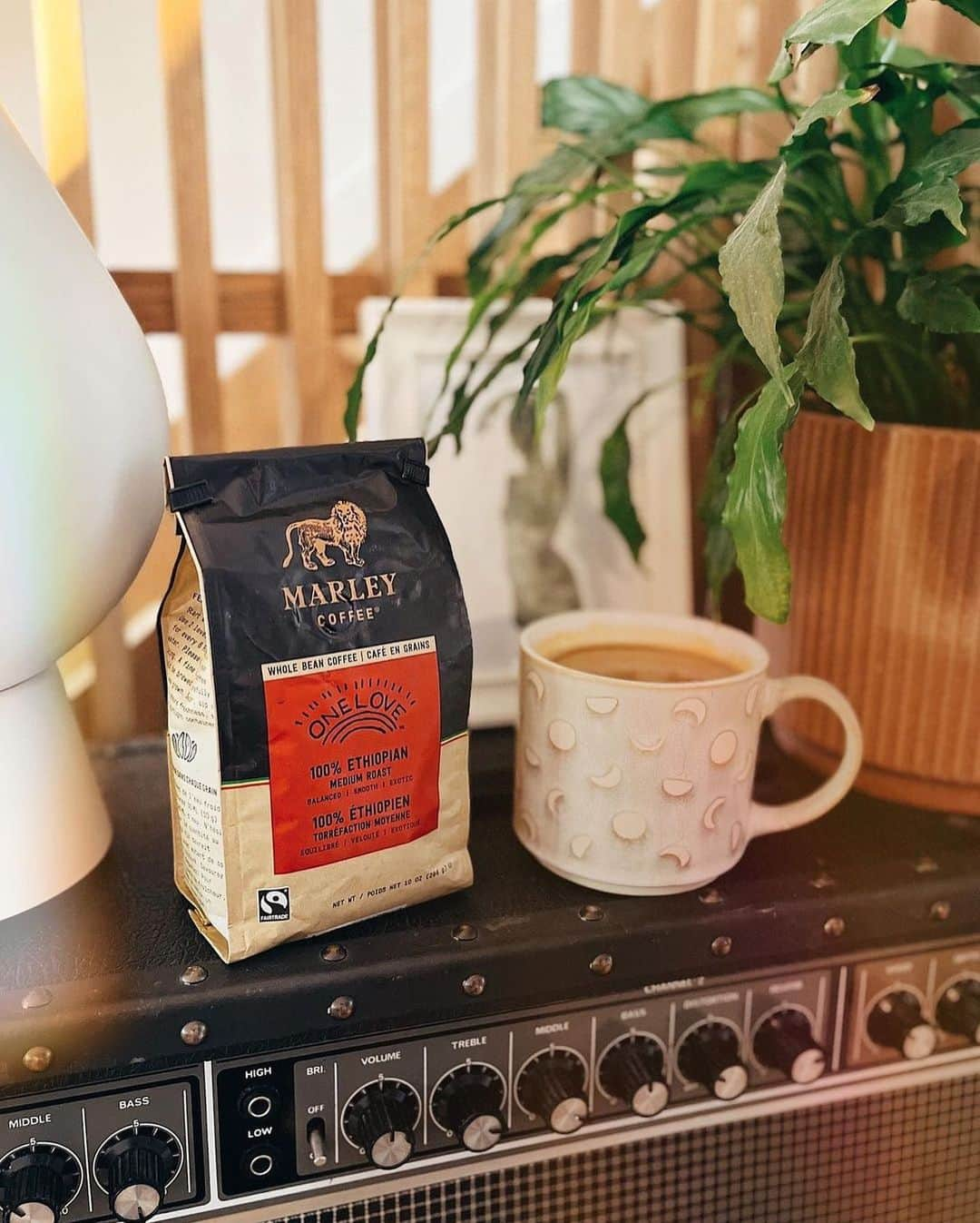 ボブ・マーリーさんのインスタグラム写真 - (ボブ・マーリーInstagram)「Put on some #BobMarley 🎶 have a cup of @marleycoffee ☕️ get together with the people you love 👥 and feel alright 😊. The #OneLove coffee blend and others from #MarleyCoffee are available at the link in story.」6月23日 2時38分 - bobmarley