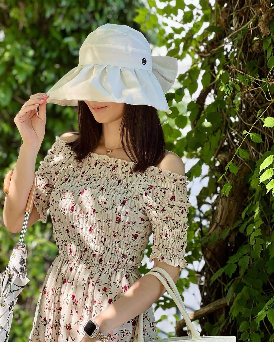 のインスタグラム：「▶︎▶︎▶︎𝙎𝙃𝙀𝙄𝙉 6/5(月)〜7/2(日)まで 現在SHEIN Summer Sale中です❤️✨ 夏の最大級セールで 主要カテゴリ全て割引中🈹最大90%OFFです👀💕 更に全品送料無料キャンペーン中- ̗̀👏🏻 ̖́- 平日18時からの6時間限定＋週末48時間限定です💡 * 夏アイテム揃えた中でもお気に入りは 日焼け対策の👒帽子 * ♦️蝶々結びデコレーションワイドブリム帽子　¥1173 SKU: sc2210249960911776 商品番号: 13387787 着用サイズ:ワンサイズ(頭囲55-59cm) 薄手で軽くてパンツコーデと相性良き！ * 軽いし飛ばされない様に首紐付き◎ 形も自分の好きな形に整えられます！ 何より深いので絶対顔焼けない安心感- ̗̀👏🏻 ̖́- そしてすごいのが後ろのリボンは ポーチになっていてこの中に折り畳んで収納出来ます！ 持ち運びにも便利な帽子👒 早速大活躍です❤️ ↓ ▶︎▶︎▶︎𝐹𝑜𝑙𝑙𝑙𝑜𝑤𝑒𝑟のみなさま限定♡ 🛑クーポンコード: 6S96 (chihodaもまだ使えます👌🏻) 🛑割引率：購入金額 1～5,999円まではSALE価格より15%OFF 6,000円以上は20%OFFが適用されます。 🛑利用期限:本日〜7月31日 * 購入画面のクーポンコードに「6S96(またはchihoda)」 入れるだけでお得に買えるので活用してね♡ * σ(´∀`ме)▷▶▷身長💃𝟙𝟞𝟞㎝  @shein_japan @sheinofficial #SHEINforall  #SHEIN #SHEINpartner #ad #今日のコーデ #ootd #SHEIN購入品 #今日のコーデ #OOTD #購入品紹介 #dress #sheingals #デニムコーデ #パンツコーデ #白Tシャツ #クーポンコード #saveinstyle #SHEINコーデ #夏コーデ #夏服」