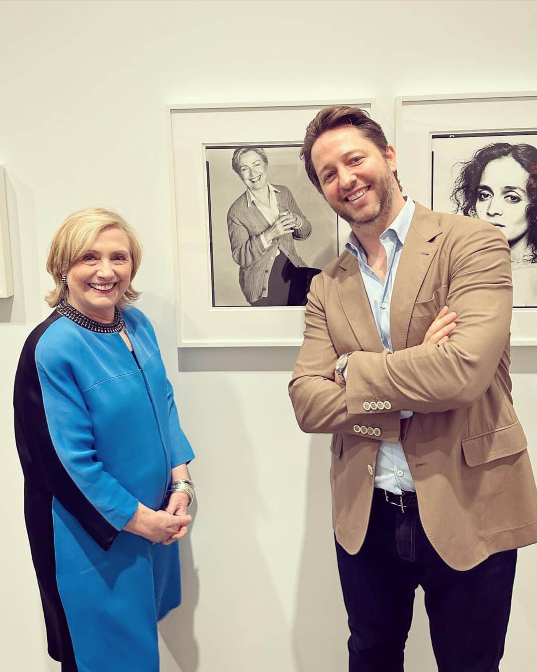 デレク・ブラスバーグのインスタグラム：「Secretary Clinton. Sir Paul. Mom and Dad and Grace and Noah. Samira. Mark. Isabella Rossellini. Seinfeld! ‘Avedon 100,’ an exhibition celebrating Richard Avedon’s centenary, closes in 15 days. Come by and say hi!」