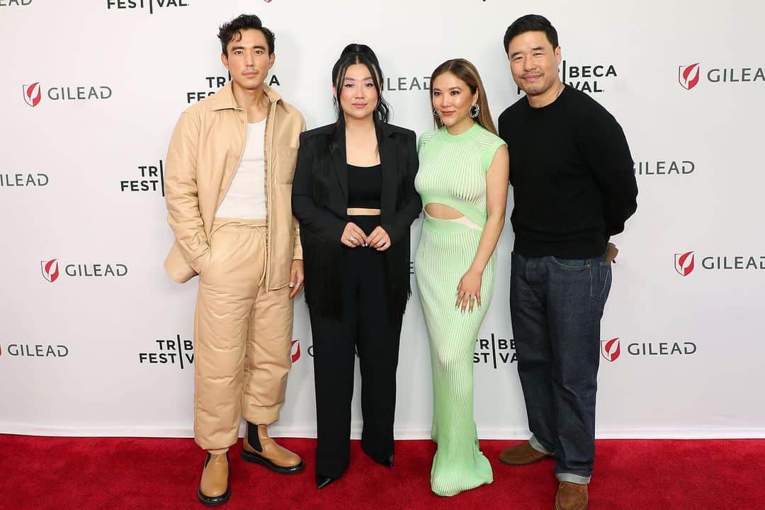 アライ・マキのインスタグラム：「The @tribeca of it all. 🍎 Almost a year later and we got to screen Shortcomings right back where we filmed it with the entire fam. What a dream.」