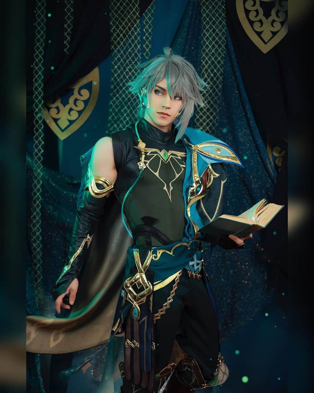 Geheさんのインスタグラム写真 - (GeheInstagram)「First look at my Alhaitham cosplay! It was sent to me by @dokidokicosplay_official in SR version. I am honestly impressed by the choice of fabrics and textures, and the amount of little props and details it comes with. I barely had to modify anything, I made a little headband to secure the headwear better, but all in all its a really well made costume 👍 Photo taken by @pnkvirus  More photos soon!   #genshinimpact #alhaitham #alhaithamcosplay #genshinimpactcosplay #cosplayphotography #cosplayphoto #geheichou」6月23日 3時02分 - geheichou