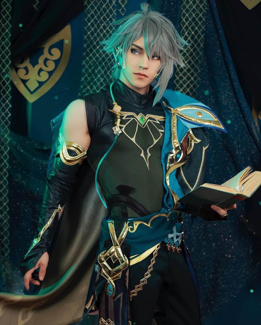 Geheのインスタグラム：「First look at my Alhaitham cosplay! It was sent to me by @dokidokicosplay_official in SR version. I am honestly impressed by the choice of fabrics and textures, and the amount of little props and details it comes with. I barely had to modify anything, I made a little headband to secure the headwear better, but all in all its a really well made costume 👍 Photo taken by @pnkvirus  More photos soon!   #genshinimpact #alhaitham #alhaithamcosplay #genshinimpactcosplay #cosplayphotography #cosplayphoto #geheichou」