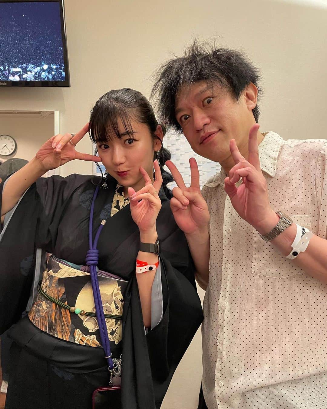 ジョニー大蔵大臣のインスタグラム：「やついフェス2023 松嶋初音さん！ 昔からの水中ファン！当時の事務所の先輩の安めぐみさんに「私の歌を歌っているバンドがある」と、安さんのマンションで爆音で聞かされたという話を松嶋初音さんから聞きました。これをみんな広めてください！ 安めぐみさんも元々水中のファンで、嬉しくてお礼で作った曲です。 これも広めてください！」
