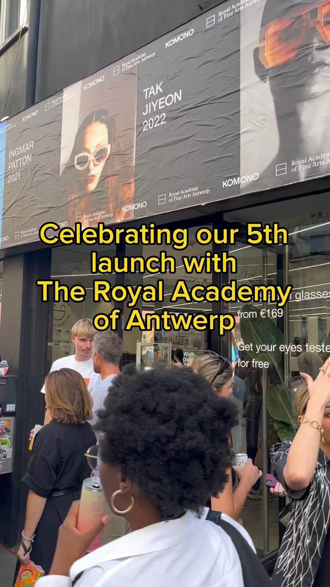 コモノのインスタグラム：「A few days ago we hosted an event to celebrate the 5th year of our collaboration with @royalacademyantwerp and we had a such a blast that we decided to share it with you so you don’t have FOMO 😎  🥤Thanks a lot to @bullseyedistribution for keeping us refreshed all night!」