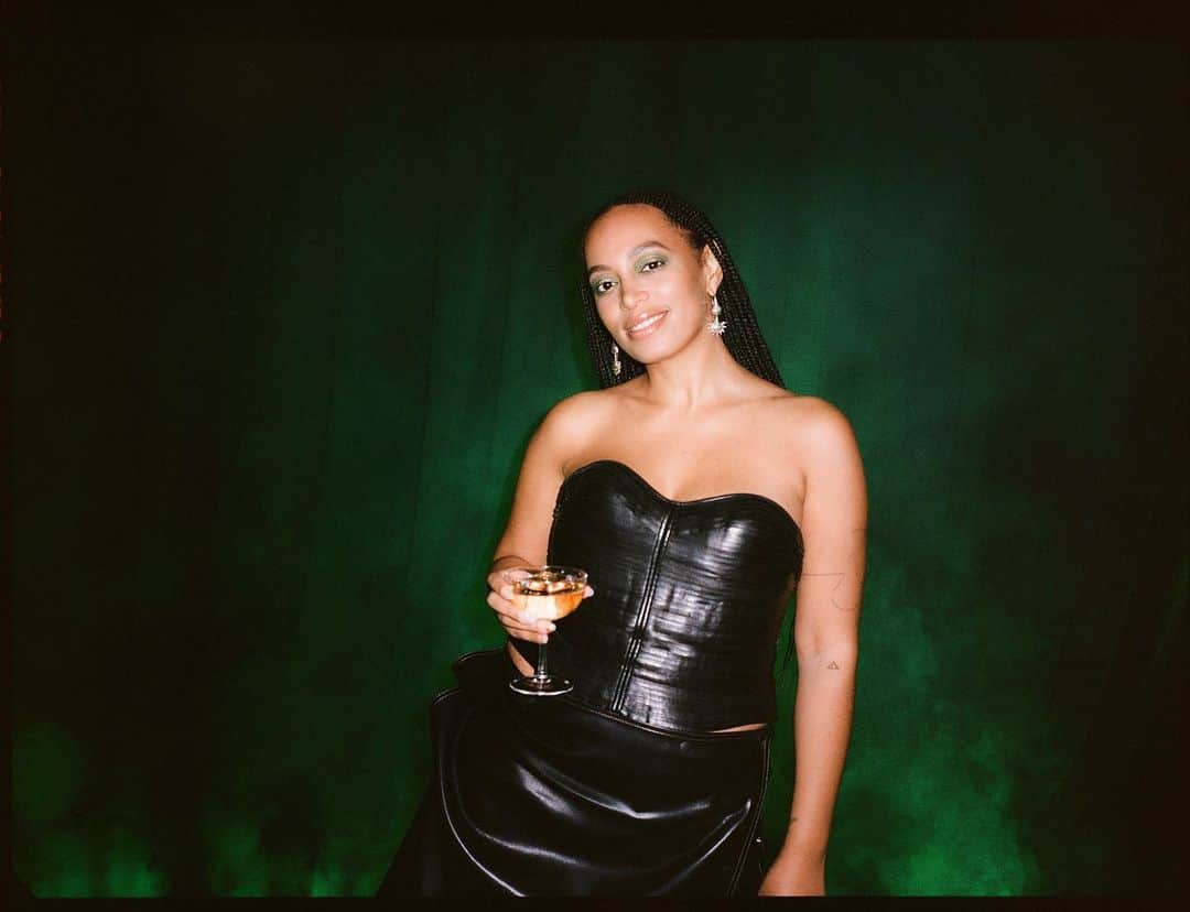 ソランジュのインスタグラム：「🌙Texas Nights  Big love to officially partner and launch @CrownRoyal Golden Apple Aged 23 Years with @SaintHeron and bring “Like The Moon, Like The Sun” to a city that means so much to me 💚」