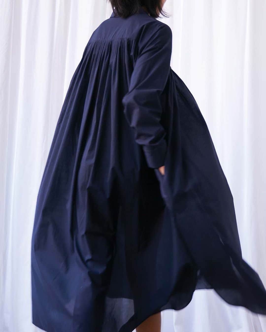 デミリーのインスタグラム：「The elegance of breezy cotton voile in a rich navy blue hue—Shop the Edimeia Dress」