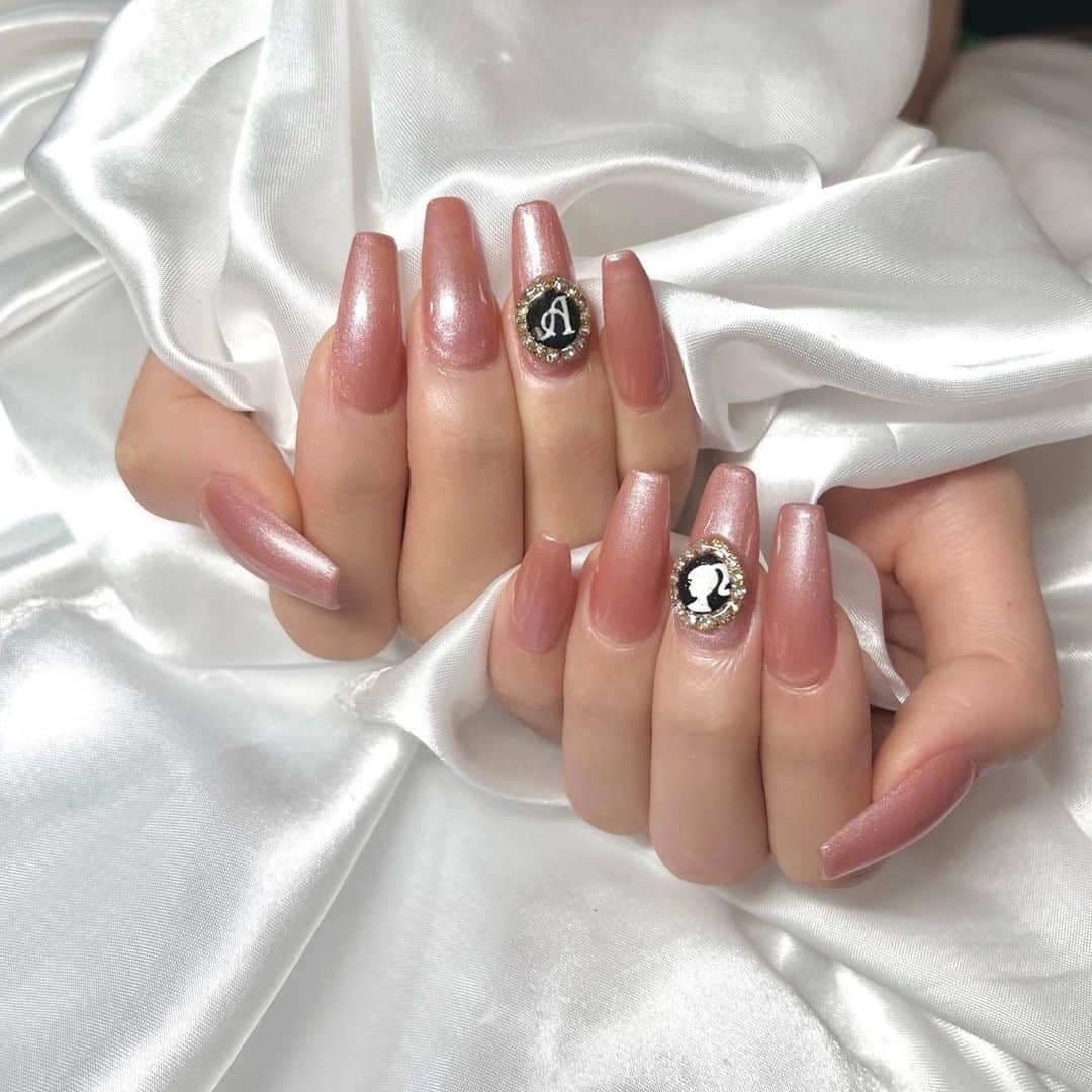 加美杏奈のインスタグラム：「・ New Nail💅✨️  担当は安定の @_nae.nail_ ちゃん🤍  Harukaちゃんの作ったBarbieの オリジナルパーツが可愛すぎて即決！！！！  しかも、そのパーツに合わせる為に イニシャルver.のパーツも作ってくれたの🥺 天才すぎん🥺🩷？？？  色もデザインも毎回どストライクすぎて、、🤤💘」