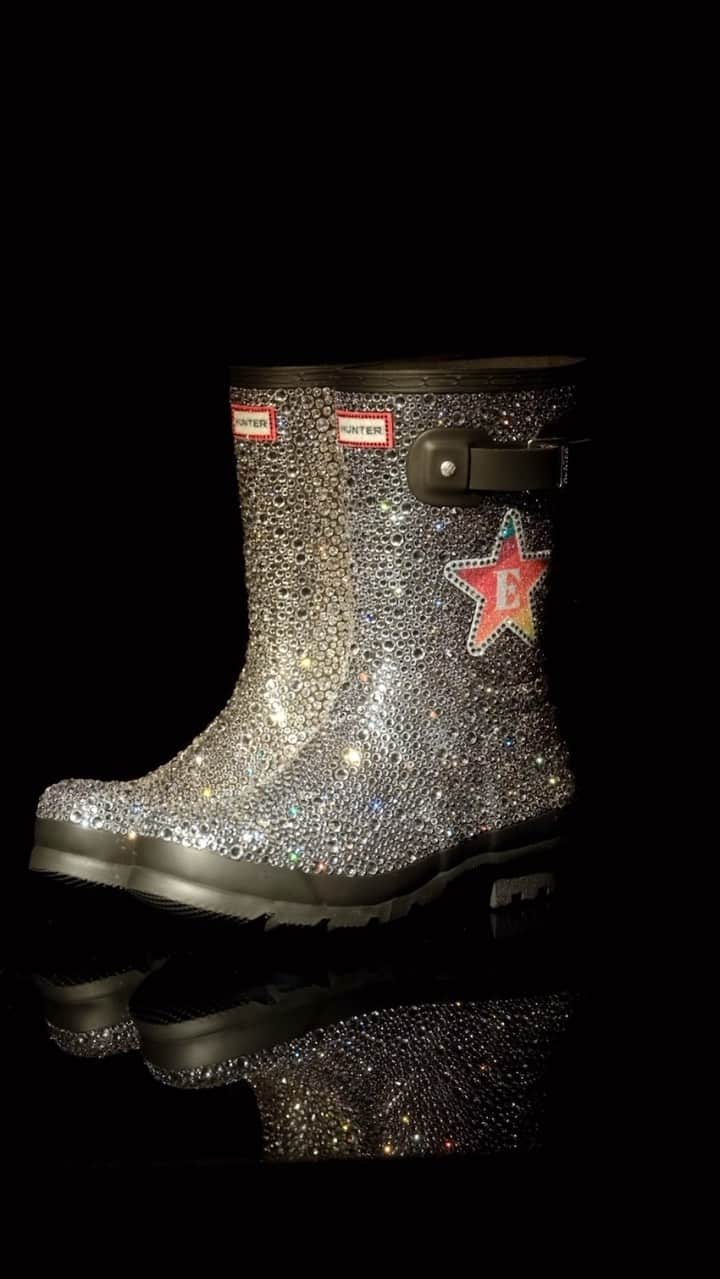 ハンターブーツのインスタグラム：「To celebrate @eltonjohn headlining the world’s biggest festival stage this weekend, we have created a one-of-a-kind Original Boot bedazzled with sparkling and colourful @Swarovski crystals – inspired by Elton’s signature flamboyant style.」