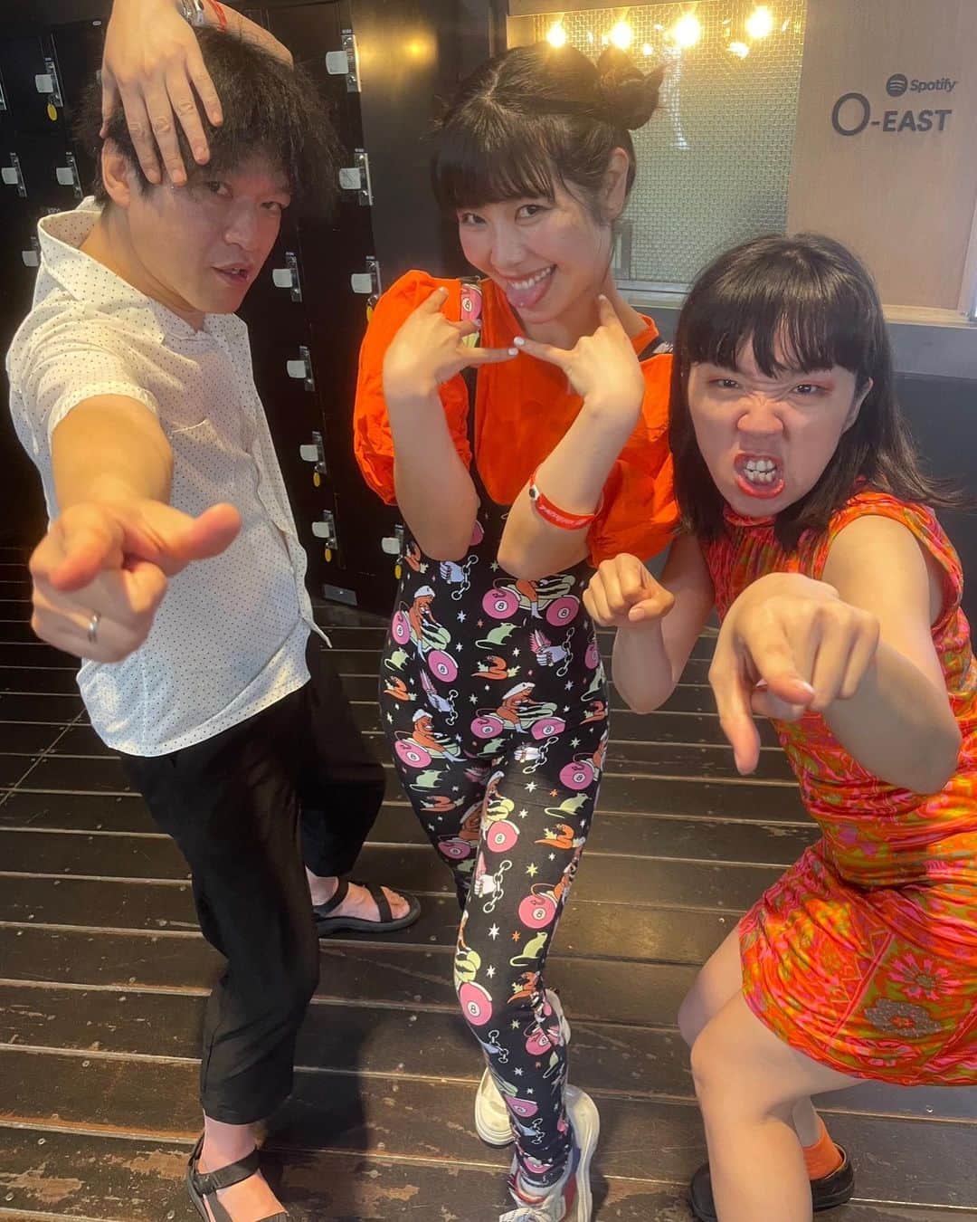 ジョニー大蔵大臣のインスタグラム：「やついフェス2023 眉村ちあき、おとぼけビ〜バ〜・よよよしえ。 ちあきちゃん初対面第一声は「なんでいるんですか？」でした「知ってるの？」と聞いたら「水中は常識です」と言ってくれて元気に。 よしえちゃんも同じく、高校生の時に水中、それは苦しいを聞き始めたとのことで。なんだか書いてて色んな気持ちになってきました。笑」