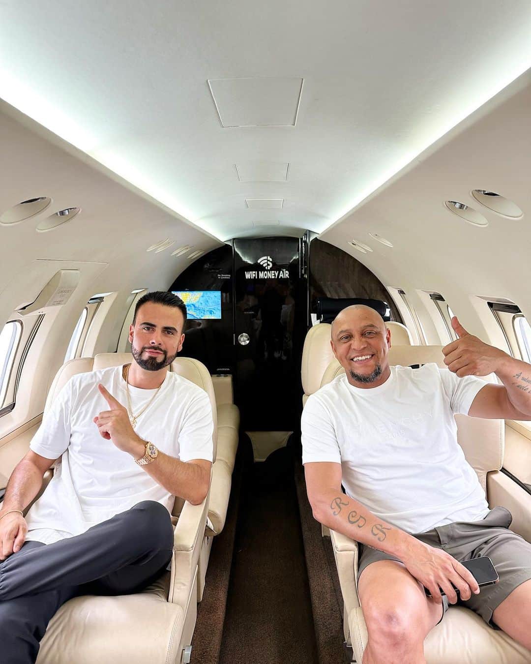 ロベルト・カルロス・ダ・シウバのインスタグラム：「Wheels UP🥂 @oficialrc3  #paidtolive」