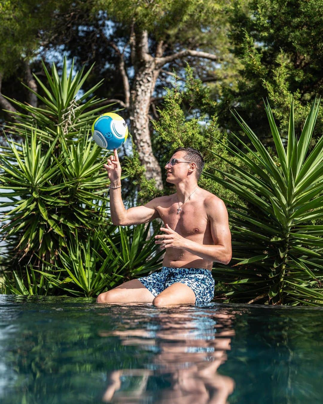 フロリアン・トヴァンのインスタグラム：「On profite de belles vacances à Ibiza avant la reprise ☀️🏝️🏐  #ibiza #vacances」