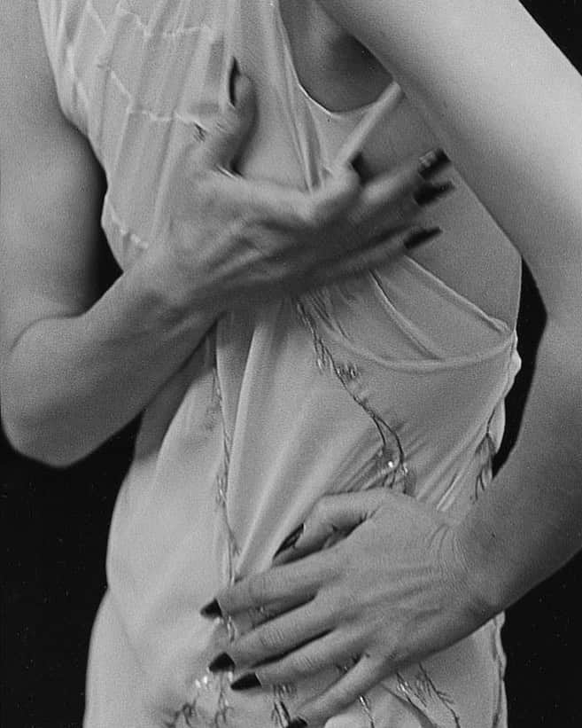 ピーター・リンドバーグさんのインスタグラム写真 - (ピーター・リンドバーグInstagram)「Milla Jovovich, Paris, 1998 #LindberghStories #MillaJovovich #vogueitalia」6月23日 3時25分 - therealpeterlindbergh