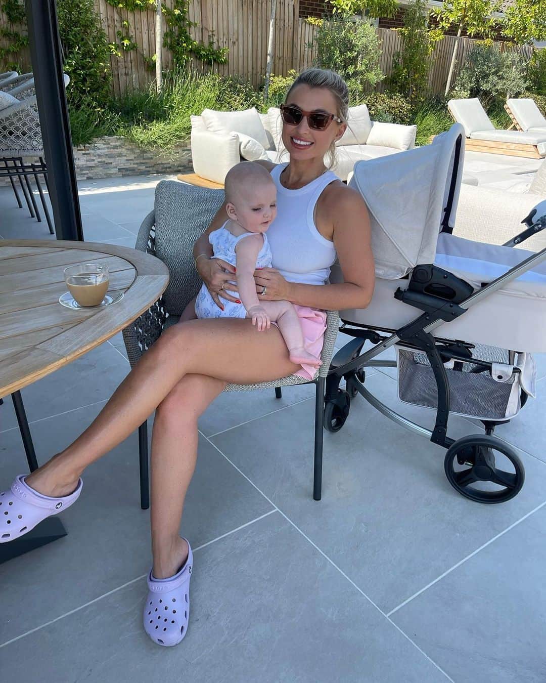 のインスタグラム：「Chilling with my bubba 💕☕️  Can’t wait to share with you all my @mybabiieofficial MB200i Oatmeal iSize Travel System, Margot loves it too ☺️🤍  Pre-orders will be available in July!☀️  #mybabiie #ad」