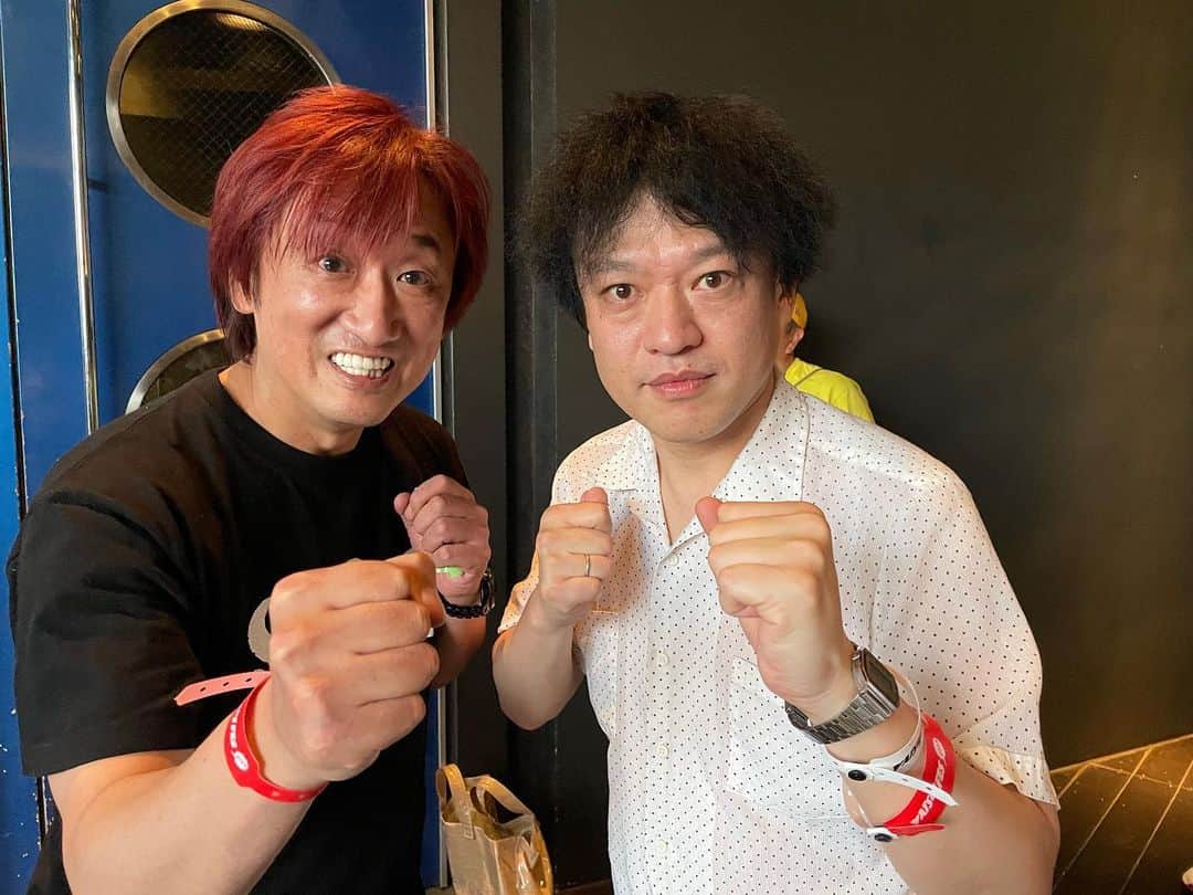ジョニー大蔵大臣のインスタグラム：「いつもここから山田さん。 悲しいとき！いつもここからの山田さんがアイドルのチェキ会に並んでいるのを見たとき！ やつフェス2日目のフィナーレは山田さんが持って行きました。芸人さんは出番が終わると帰る人が多いのですが、山田さんは最初から最後までいました。」