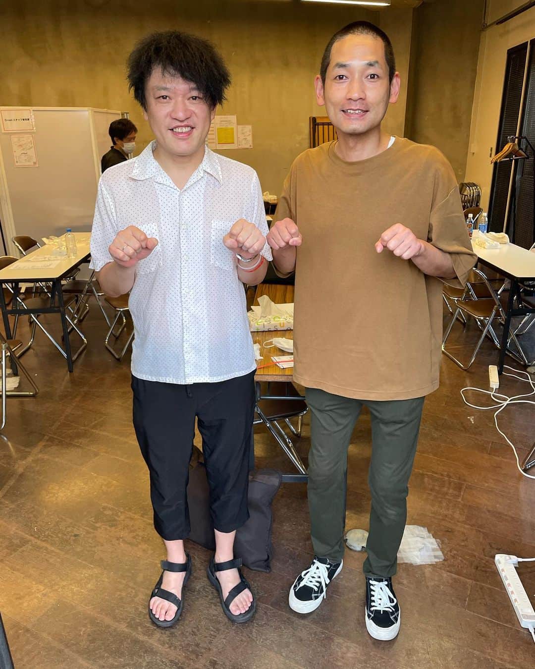 ジョニー大蔵大臣のインスタグラム：「エルシャラカーニしろうさん！ 昨年の水中、それは苦しい30周年ライブに来てくれたと聞いてびっくり！ ずっと前からテレビで観ていた面識のない芸人さんがライブに来てくれるのは嬉しい！」