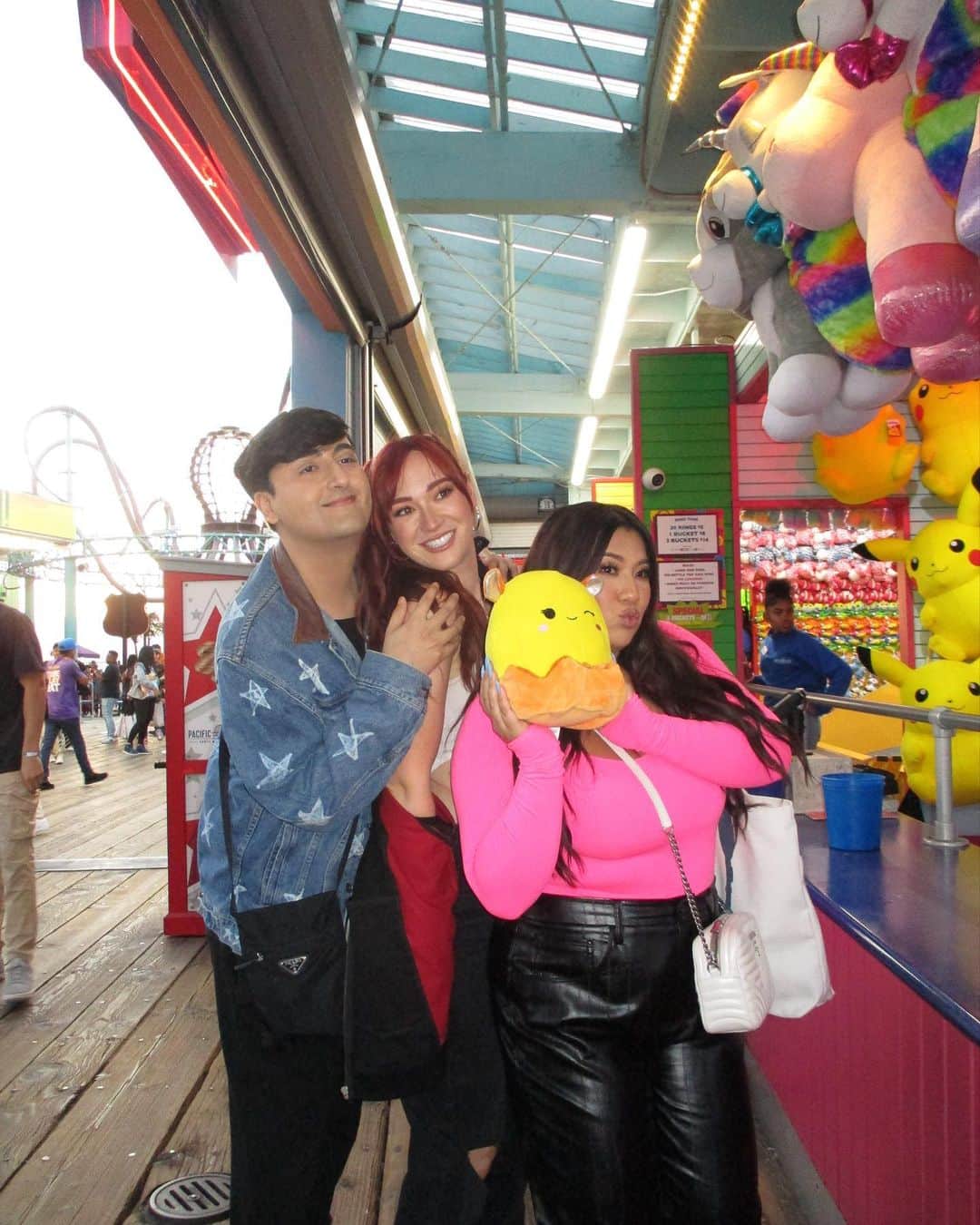 アリーシャ・マリーのインスタグラム：「went to the hannah montana concert 🎠🎢🎟️🍭  won @missremiashten this squishmallow what should we name it??」