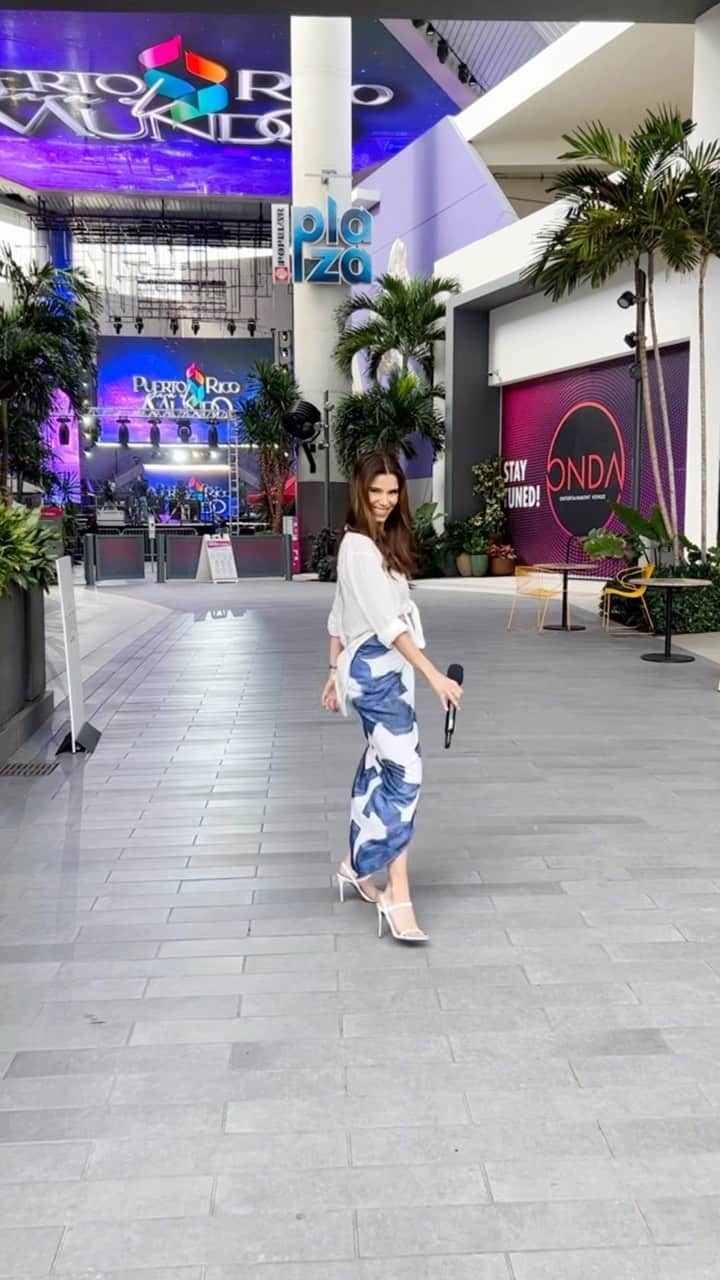 ロゼリン・サンチェスのインスタグラム：「#tbt In Puerto Rico!! Hosting #rockineve  Incredible experience! Thank you to my phone for editing this great video 🇵🇷😂」