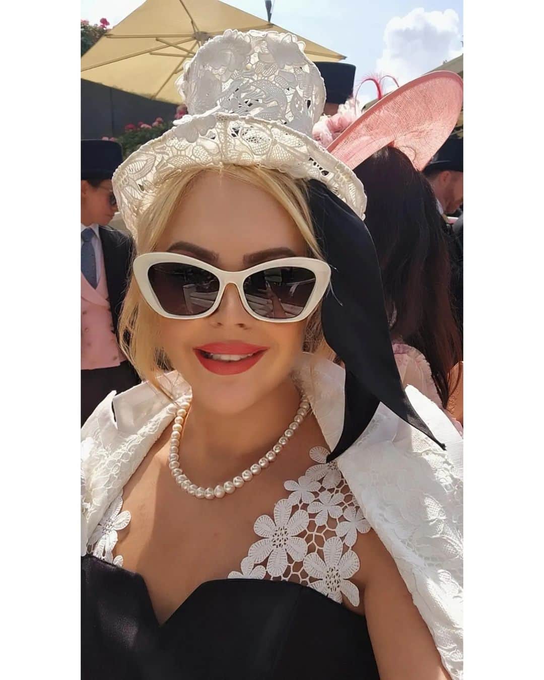 アンナ＝マリア・ガロヤンさんのインスタグラム写真 - (アンナ＝マリア・ガロヤンInstagram)「Wearing  Top Hat on Ladies Day to Honour Our New Sovereign and His First Royal Ascot as King👑🏇🎩 @ascotracecourse @millineryjill」6月23日 3時43分 - annamariagalojan