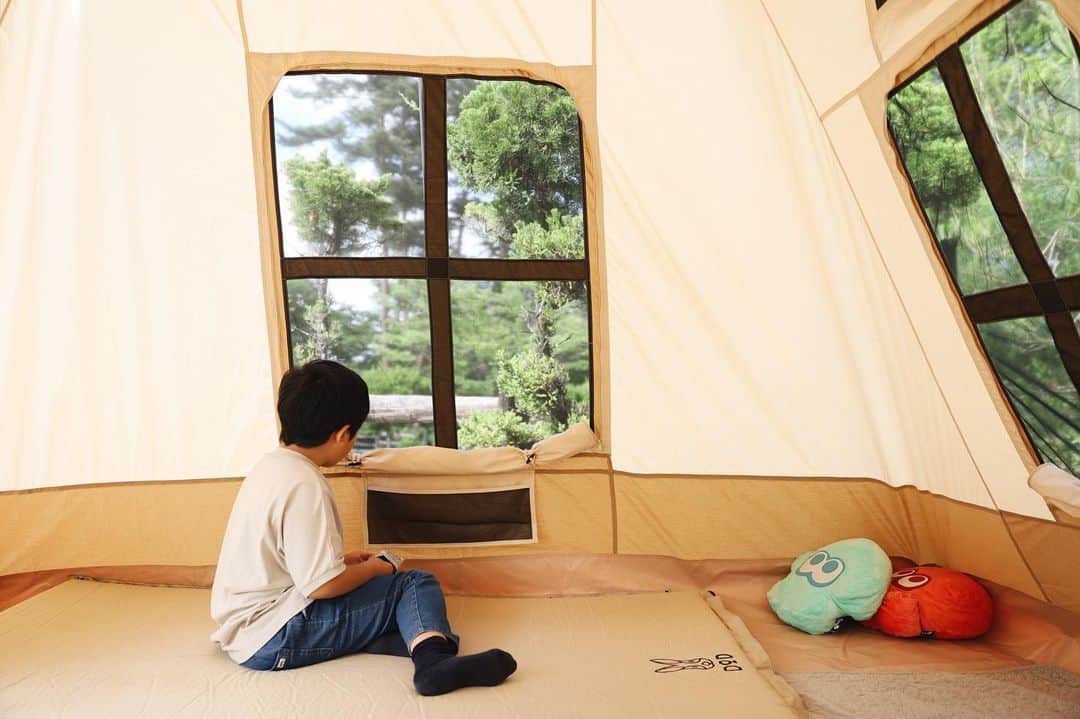 きなこさんのインスタグラム写真 - (きなこInstagram)「梅雨の合間の晴れの日に、滋賀へキャンプに行ってきました🏕 ガリバー旅行記のお話をテーマにした大型遊具で遊べたり、川遊びもできる、子どもとモリモリ遊べるお気に入りのキャンプ場"ガリバー青少年旅行村"☺️ コテージもいっぱい、日帰りバーベキューも楽しめる、まさに"村"な広さ✨毎回敷地内を探検するのが楽しい♡  今回の夜ごはんは息子が大好きな餃子×チャーハン。野菜も色々串焼きにしたら美味しかった😋  夏キャンプの予定も今から楽しみです♡  * #ファミリーキャンプ #キャンプ #滋賀 #ガリバー青少年旅行村 #ドルチェロッジ #スモア #smore #more_smore #きなこのおでかけきろく #こどもとおでかけ #小学生 #育児 #子育て #こどもと暮らす」6月23日 9時18分 - kinako_710