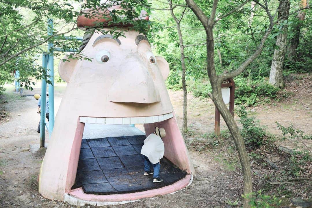 きなこさんのインスタグラム写真 - (きなこInstagram)「梅雨の合間の晴れの日に、滋賀へキャンプに行ってきました🏕 ガリバー旅行記のお話をテーマにした大型遊具で遊べたり、川遊びもできる、子どもとモリモリ遊べるお気に入りのキャンプ場"ガリバー青少年旅行村"☺️ コテージもいっぱい、日帰りバーベキューも楽しめる、まさに"村"な広さ✨毎回敷地内を探検するのが楽しい♡  今回の夜ごはんは息子が大好きな餃子×チャーハン。野菜も色々串焼きにしたら美味しかった😋  夏キャンプの予定も今から楽しみです♡  * #ファミリーキャンプ #キャンプ #滋賀 #ガリバー青少年旅行村 #ドルチェロッジ #スモア #smore #more_smore #きなこのおでかけきろく #こどもとおでかけ #小学生 #育児 #子育て #こどもと暮らす」6月23日 9時18分 - kinako_710