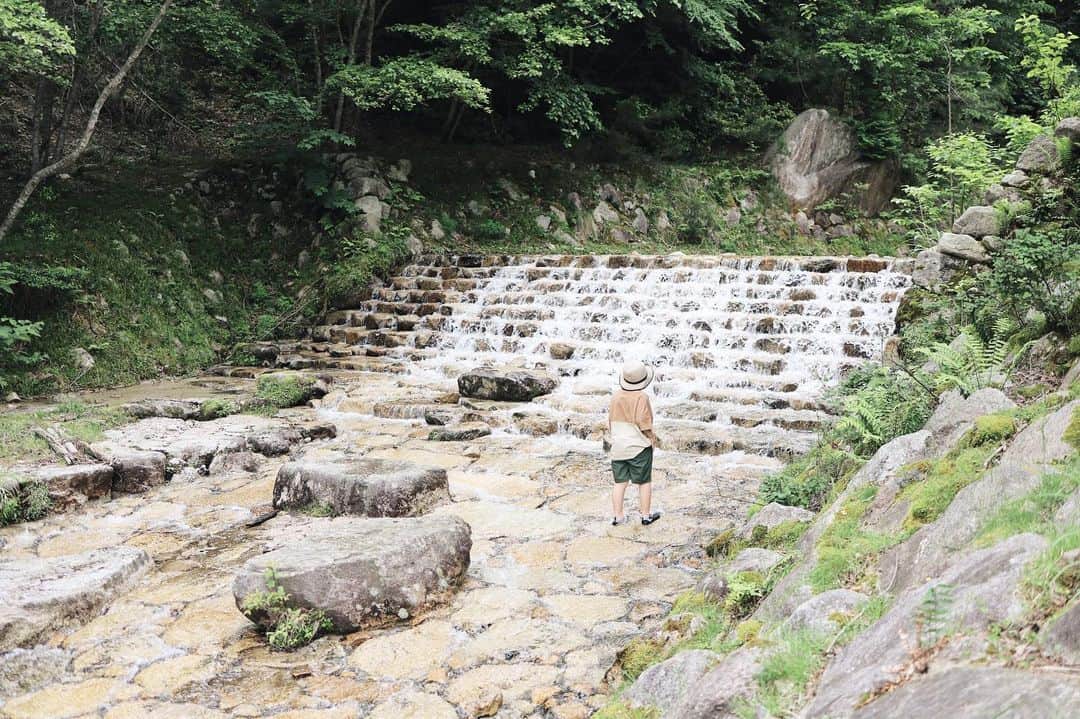 きなこさんのインスタグラム写真 - (きなこInstagram)「梅雨の合間の晴れの日に、滋賀へキャンプに行ってきました🏕 ガリバー旅行記のお話をテーマにした大型遊具で遊べたり、川遊びもできる、子どもとモリモリ遊べるお気に入りのキャンプ場"ガリバー青少年旅行村"☺️ コテージもいっぱい、日帰りバーベキューも楽しめる、まさに"村"な広さ✨毎回敷地内を探検するのが楽しい♡  今回の夜ごはんは息子が大好きな餃子×チャーハン。野菜も色々串焼きにしたら美味しかった😋  夏キャンプの予定も今から楽しみです♡  * #ファミリーキャンプ #キャンプ #滋賀 #ガリバー青少年旅行村 #ドルチェロッジ #スモア #smore #more_smore #きなこのおでかけきろく #こどもとおでかけ #小学生 #育児 #子育て #こどもと暮らす」6月23日 9時18分 - kinako_710