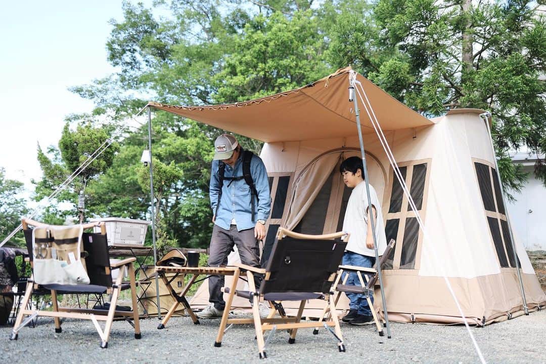 きなこさんのインスタグラム写真 - (きなこInstagram)「梅雨の合間の晴れの日に、滋賀へキャンプに行ってきました🏕 ガリバー旅行記のお話をテーマにした大型遊具で遊べたり、川遊びもできる、子どもとモリモリ遊べるお気に入りのキャンプ場"ガリバー青少年旅行村"☺️ コテージもいっぱい、日帰りバーベキューも楽しめる、まさに"村"な広さ✨毎回敷地内を探検するのが楽しい♡  今回の夜ごはんは息子が大好きな餃子×チャーハン。野菜も色々串焼きにしたら美味しかった😋  夏キャンプの予定も今から楽しみです♡  * #ファミリーキャンプ #キャンプ #滋賀 #ガリバー青少年旅行村 #ドルチェロッジ #スモア #smore #more_smore #きなこのおでかけきろく #こどもとおでかけ #小学生 #育児 #子育て #こどもと暮らす」6月23日 9時18分 - kinako_710