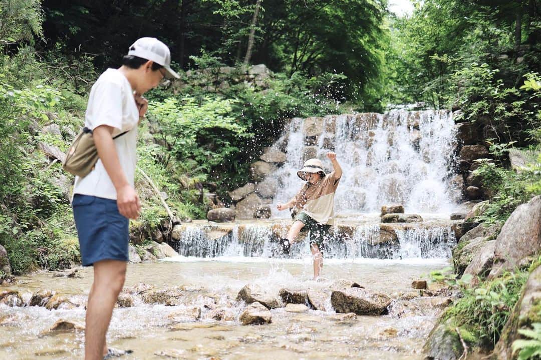きなこさんのインスタグラム写真 - (きなこInstagram)「梅雨の合間の晴れの日に、滋賀へキャンプに行ってきました🏕 ガリバー旅行記のお話をテーマにした大型遊具で遊べたり、川遊びもできる、子どもとモリモリ遊べるお気に入りのキャンプ場"ガリバー青少年旅行村"☺️ コテージもいっぱい、日帰りバーベキューも楽しめる、まさに"村"な広さ✨毎回敷地内を探検するのが楽しい♡  今回の夜ごはんは息子が大好きな餃子×チャーハン。野菜も色々串焼きにしたら美味しかった😋  夏キャンプの予定も今から楽しみです♡  * #ファミリーキャンプ #キャンプ #滋賀 #ガリバー青少年旅行村 #ドルチェロッジ #スモア #smore #more_smore #きなこのおでかけきろく #こどもとおでかけ #小学生 #育児 #子育て #こどもと暮らす」6月23日 9時18分 - kinako_710