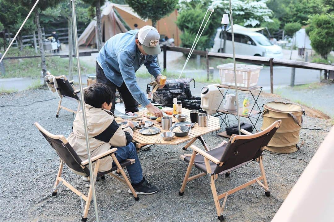 きなこさんのインスタグラム写真 - (きなこInstagram)「梅雨の合間の晴れの日に、滋賀へキャンプに行ってきました🏕 ガリバー旅行記のお話をテーマにした大型遊具で遊べたり、川遊びもできる、子どもとモリモリ遊べるお気に入りのキャンプ場"ガリバー青少年旅行村"☺️ コテージもいっぱい、日帰りバーベキューも楽しめる、まさに"村"な広さ✨毎回敷地内を探検するのが楽しい♡  今回の夜ごはんは息子が大好きな餃子×チャーハン。野菜も色々串焼きにしたら美味しかった😋  夏キャンプの予定も今から楽しみです♡  * #ファミリーキャンプ #キャンプ #滋賀 #ガリバー青少年旅行村 #ドルチェロッジ #スモア #smore #more_smore #きなこのおでかけきろく #こどもとおでかけ #小学生 #育児 #子育て #こどもと暮らす」6月23日 9時18分 - kinako_710