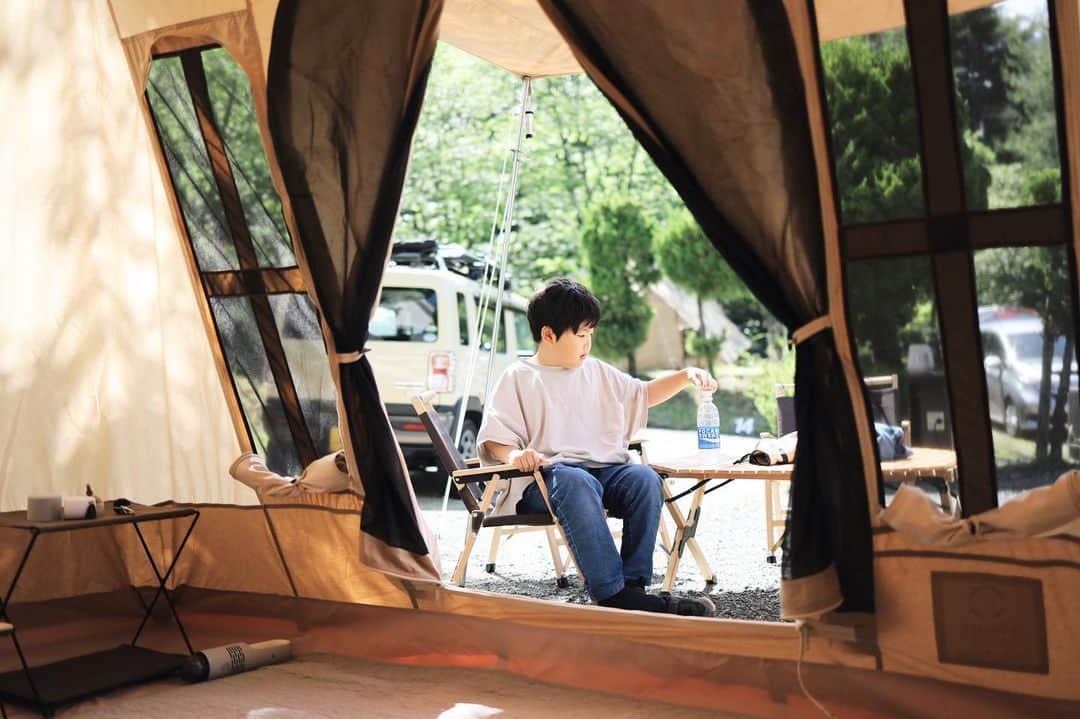 きなこさんのインスタグラム写真 - (きなこInstagram)「梅雨の合間の晴れの日に、滋賀へキャンプに行ってきました🏕 ガリバー旅行記のお話をテーマにした大型遊具で遊べたり、川遊びもできる、子どもとモリモリ遊べるお気に入りのキャンプ場"ガリバー青少年旅行村"☺️ コテージもいっぱい、日帰りバーベキューも楽しめる、まさに"村"な広さ✨毎回敷地内を探検するのが楽しい♡  今回の夜ごはんは息子が大好きな餃子×チャーハン。野菜も色々串焼きにしたら美味しかった😋  夏キャンプの予定も今から楽しみです♡  * #ファミリーキャンプ #キャンプ #滋賀 #ガリバー青少年旅行村 #ドルチェロッジ #スモア #smore #more_smore #きなこのおでかけきろく #こどもとおでかけ #小学生 #育児 #子育て #こどもと暮らす」6月23日 9時18分 - kinako_710
