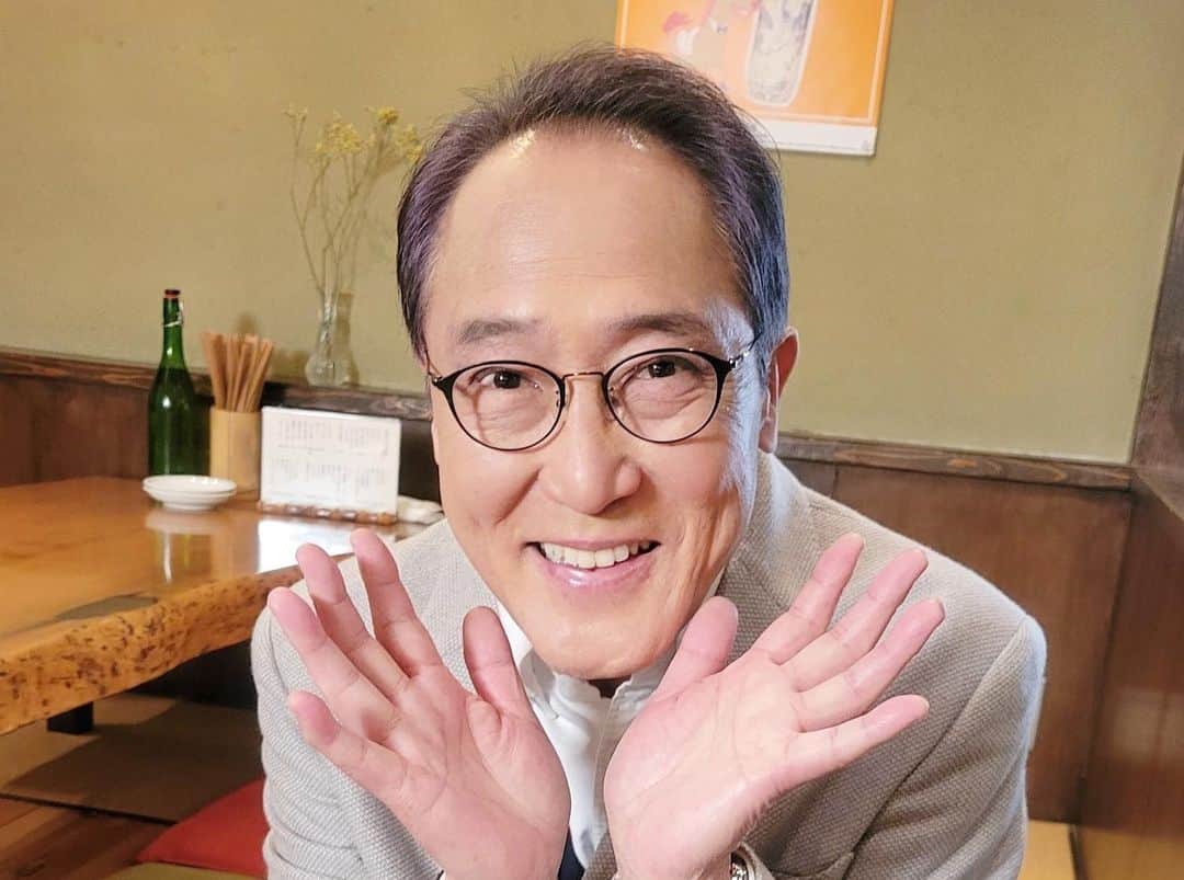 佐野史郎のインスタグラム：「月曜プレミア８「今野敏サスペンス 雛菊 警視庁強行犯係 樋口顕」 2023年6月26日（月）20:00〜21:54 テレビ東京、テレビ大阪、テレビ愛知、テレビせとうち、テレビ北海道、TVQ九州放送 原作：今野敏 脚本：坂上かつえ 監督：金佑彦 出演：内藤剛志、矢田亜希子、逢沢りな、佐野岳、片山萌美、小松利昌、斉藤暁、川上麻衣子、榎木孝明、佐野史郎 ゲスト：霧島れいか、生駒里奈、武田航平、瀬戸さおり、篠山輝信、オカリナ（おかずクラブ）   シリーズ第一弾『朱夏』から20年!! 色々ありましたが、世の中、抱えてる問題は変わらないような・・・。 最新作も、さまざまな葛藤を抱えながらの事件解決・・・となりました。 ラストの居酒屋のシーン、当時、亡くなられた松原信吾監督は、いつも「台本通りでなくていいから、自分の言葉で、自分の想いを語ってくれ」とおっしゃってました。   『雛菊』あらすじ紹介 芝浦埠頭で太田ひろ子（生駒里奈）の絞殺体が発見され、警視庁捜査一課・強行犯係の樋口顕（内藤剛志）らは捜査を開始する。氏家譲（佐野史郎）の情報により、被害者には６年前に夫・山下淳史（武田航平）と愛人・菜摘（瀬戸さおり）の間に生まれた子を誘拐した過去があることが分かった。夫との離婚後、ひろ子は狛江市の介護施設に勤務していたが、介護施設を開業する夢を叶えるため10日ほど前に退職。同僚は故郷の静岡県・八幡野に帰ったと思っていたという。そんな折、先月半ばにひろ子の家の前で、山下が「話を聞いてくれ！」と叫んでいたことがわかり…。」