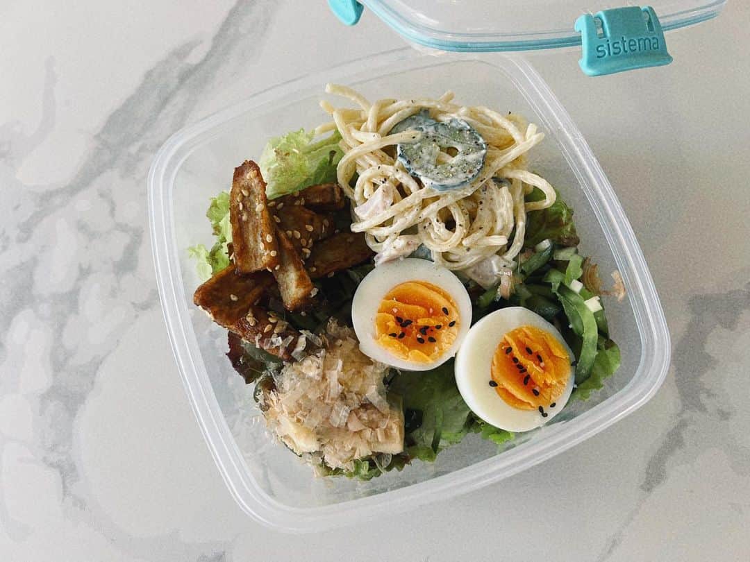 のインスタグラム：「夜ご飯のおかずをレタスに乗せただけのサラダ弁当☺︎  水茄子のお漬物、牛蒡の甘唐揚げ、スパゲティサラダ🍴  #わっちのサラダ #wacchiskitchen #サラダ弁当 #sistemaplastics #bpafree」