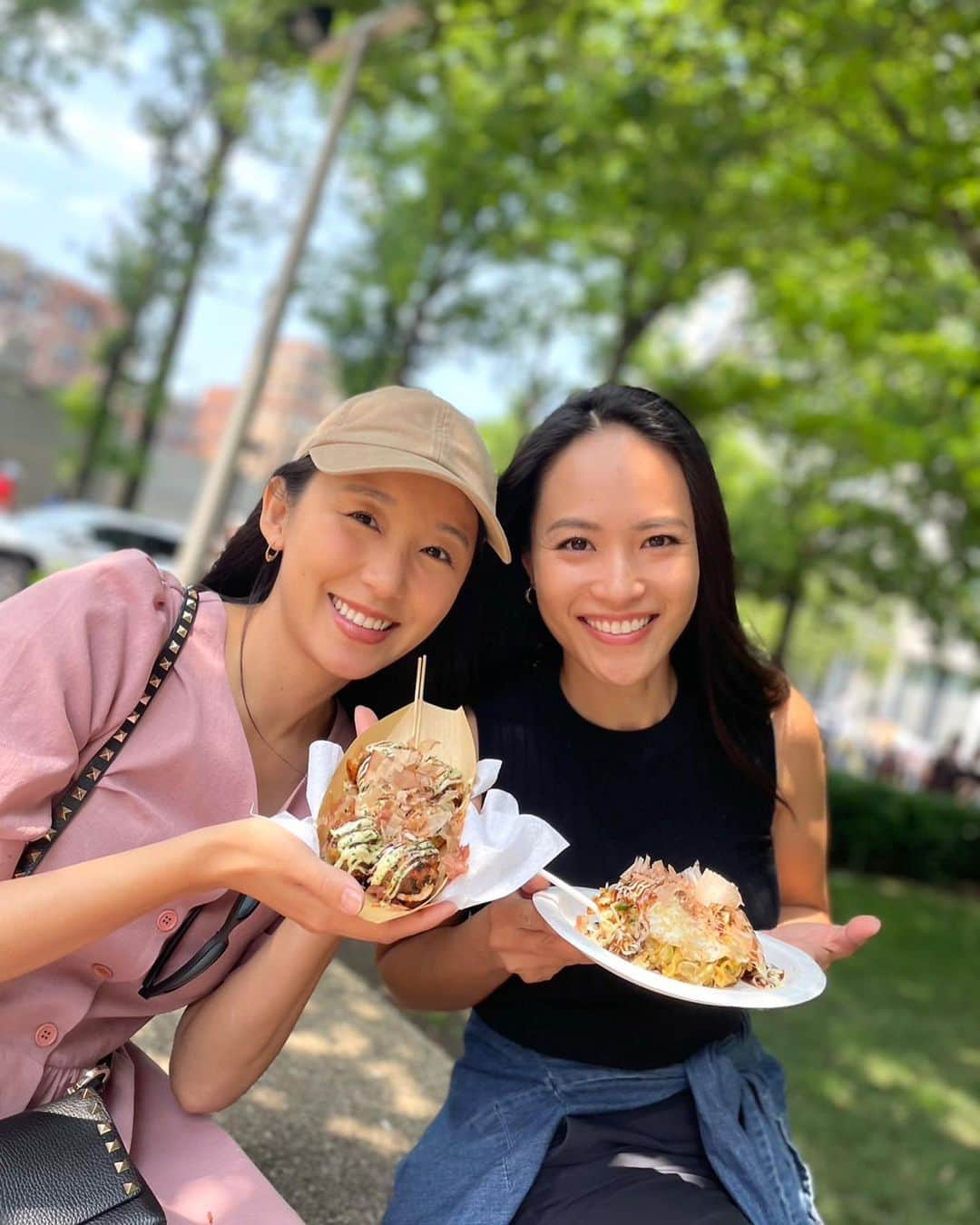 澤山璃奈さんのインスタグラム写真 - (澤山璃奈Instagram)「japanese TAKOYAKI @karlsballs @japanfes 🇯🇵 I felt Japan so much❤️😋  @japanfes に行ってきました🇯🇵！  私のお目当ては @karlsballs のたこ焼き🐙 念願の美味しい手作りたこ焼きが食べれて幸せでした！😭🩷  さっちゃん @sakikotamura_ はモダン焼き🥢  そのあとはUNIQLOに行って スタバの抹茶ラテ 日本スーパーで🐙探し ディナーは焼肉TORAJI と、日本尽くしな1日でした😆❤️  🗽　#sawarina_ny   #海外移住 #アメリカ移住 #NY移住 #アメリカ生活 #NY生活 #NY #NYC #nylife #nyphoto #NYbucketlist #TAKOYAKI #japanesefoodnyc」6月23日 9時14分 - rinasawayama