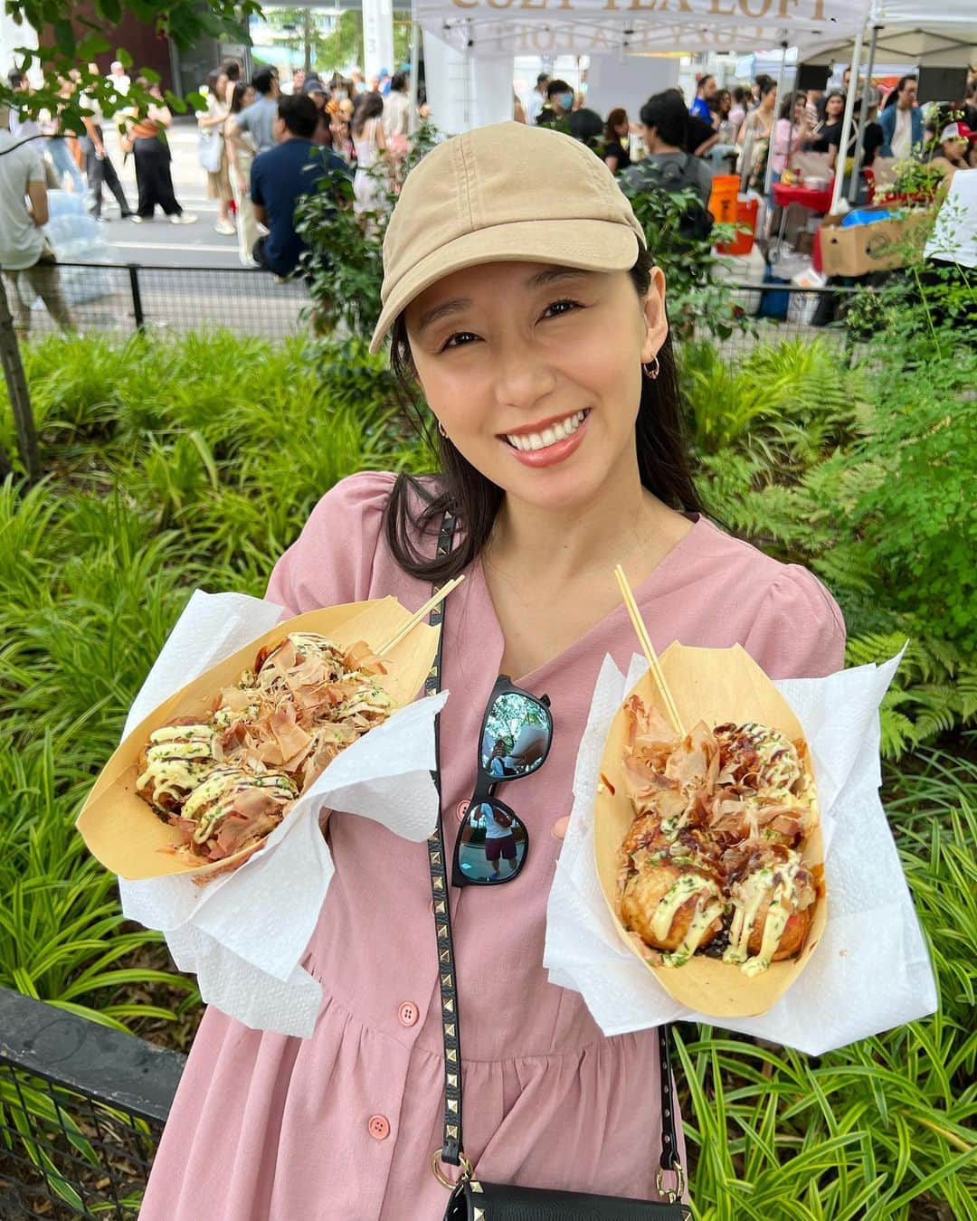 澤山璃奈のインスタグラム：「japanese TAKOYAKI @karlsballs @japanfes 🇯🇵 I felt Japan so much❤️😋  @japanfes に行ってきました🇯🇵！  私のお目当ては @karlsballs のたこ焼き🐙 念願の美味しい手作りたこ焼きが食べれて幸せでした！😭🩷  さっちゃん @sakikotamura_ はモダン焼き🥢  そのあとはUNIQLOに行って スタバの抹茶ラテ 日本スーパーで🐙探し ディナーは焼肉TORAJI と、日本尽くしな1日でした😆❤️  🗽　#sawarina_ny   #海外移住 #アメリカ移住 #NY移住 #アメリカ生活 #NY生活 #NY #NYC #nylife #nyphoto #NYbucketlist #TAKOYAKI #japanesefoodnyc」