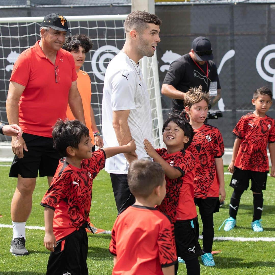 クリスチャン・プリシッチさんのインスタグラム写真 - (クリスチャン・プリシッチInstagram)「Officially opening the Pulisic Stomping Grounds in Miami 🙌   Happy to give back to the community and provide a safe place for kids to play soccer.   This is just the beginning.   #PulisicStompingGrounds @pumafootball」6月23日 3時46分 - cmpulisic