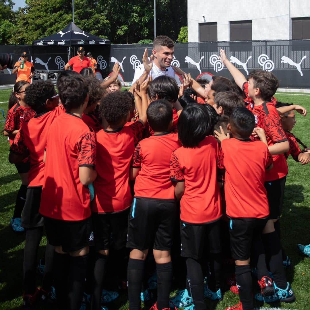 クリスチャン・プリシッチさんのインスタグラム写真 - (クリスチャン・プリシッチInstagram)「Officially opening the Pulisic Stomping Grounds in Miami 🙌   Happy to give back to the community and provide a safe place for kids to play soccer.   This is just the beginning.   #PulisicStompingGrounds @pumafootball」6月23日 3時46分 - cmpulisic