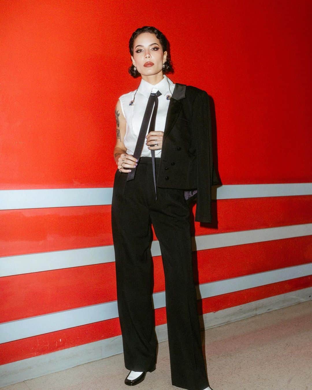 Halseyさんのインスタグラム写真 - (HalseyInstagram)「Little commotion for the suit. @lynalyson_ 🚭  photos @yasi girl」6月23日 4時01分 - iamhalsey