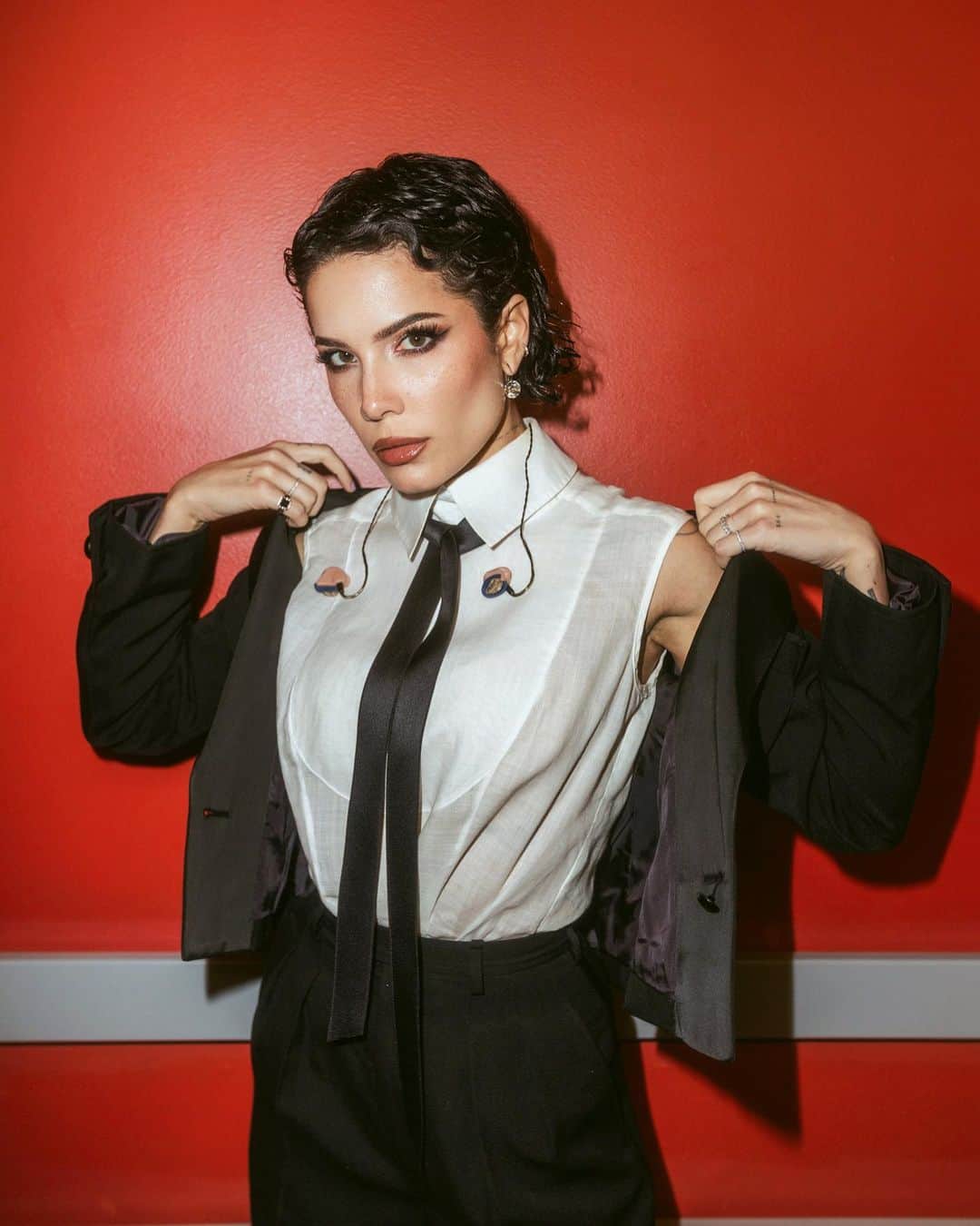 Halseyさんのインスタグラム写真 - (HalseyInstagram)「Little commotion for the suit. @lynalyson_ 🚭  photos @yasi girl」6月23日 4時01分 - iamhalsey
