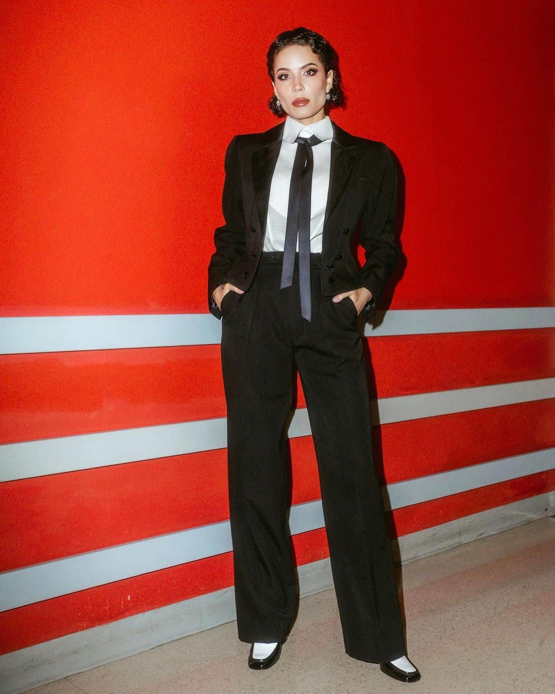 Halseyさんのインスタグラム写真 - (HalseyInstagram)「Little commotion for the suit. @lynalyson_ 🚭  photos @yasi girl」6月23日 4時01分 - iamhalsey