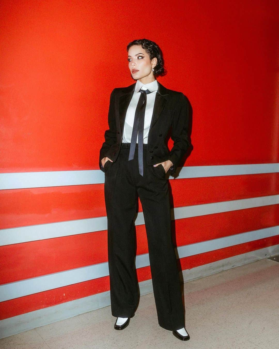 Halseyのインスタグラム：「Little commotion for the suit. @lynalyson_ 🚭  photos @yasi girl」