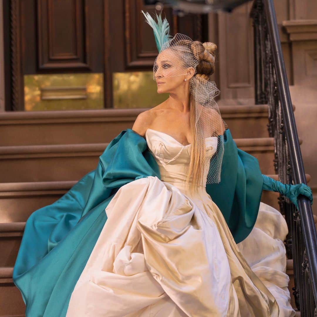 New York Times Fashionのインスタグラム：「On Thursday, Max dropped the first two episodes of the second season of “And Just Like That,” and with characteristically over-the-top looks, candid lunches and vivid sexual encounters, that old “Sex and the City” energy is back.  The characters have secured invitations to the Met Gala, and they are scrambling to prepare their outfits and finalize their plus-ones. Carrie (@sarahjessicaparker) is hooking up again, Miranda (@cynthiaenixon) has moved to California for Che (@therealsararamirez) and Charlotte (@iamkristindavis) is tussling with a resale platform to get back clothes her daughter sold off to buy a keyboard.  Ahead of Carrie and company’s return to the small screen, reporters and editors on the Styles desk gathered to discuss the eye-popping fashion and high-flying lifestyles on display in the first two episodes.  “The necklaces keep getting chunkier, the prints keep getting printier and the cocktail rings could be used as homing devices for pigeons,” said Jeremy Allen, a designer for The Times’s Style section.  Tap the link in our bio to read the full conversation and see more looks from the new season of “And Just Like That.” Images via Craig Blankenhorn/Max」