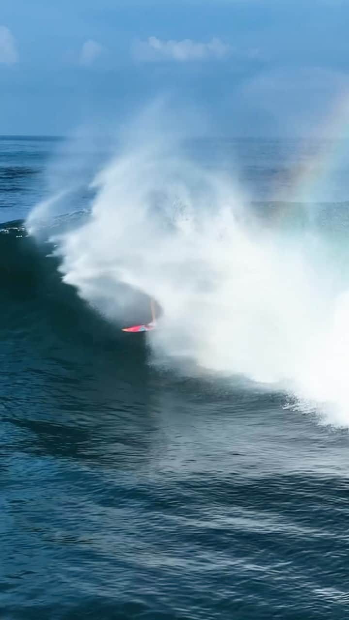 ジェイミー・オブライエンのインスタグラム：「Rainbows & Barrels 💦🌈 @jamieobriensurfexperience」