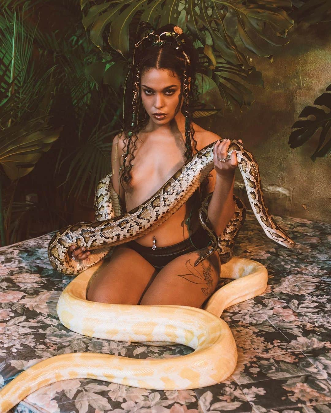 プレイボーイさんのインスタグラム写真 - (プレイボーイInstagram)「“Snakes are earth, and they ground you and make you feel pure and whole…I love my body. I know that I embody the four elements in a very profound way, as every woman does, and as every person does.”  Check out Princess Nokia’s Playboy profile at the link in stories.  📸 Lou Escobar in December 2019.  #princessnokia #sfpride2023 #pride #playboyheritage #playboy70」6月23日 4時18分 - playboy