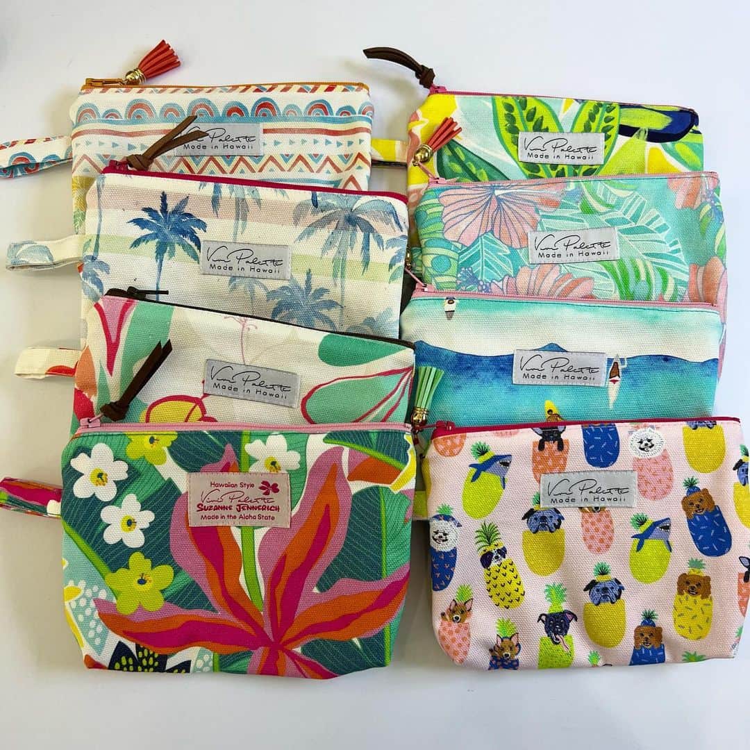 Pualani Hawaii Beachwearのインスタグラム：「人気のポーチが最入荷しました🥰  1つ26ドルです🫶🏼  どれもとってもハワイらしい、アーティストとのコラボデザインです🎨  アーティストによりデザインが違うので、集めたくなっちゃいますよ〜🥰ポーチの中にはアーティストのカードが入っています🎨  気になる方はお問い合わせください😊  #hawaii#oahu#monsarrat#hawaiilove #ハワイ#ハワイ土産#ハワイ旅行 #モンサラット#ハワイライフ #ハワイおすすめ#アーティスト#artist #ポーチ」