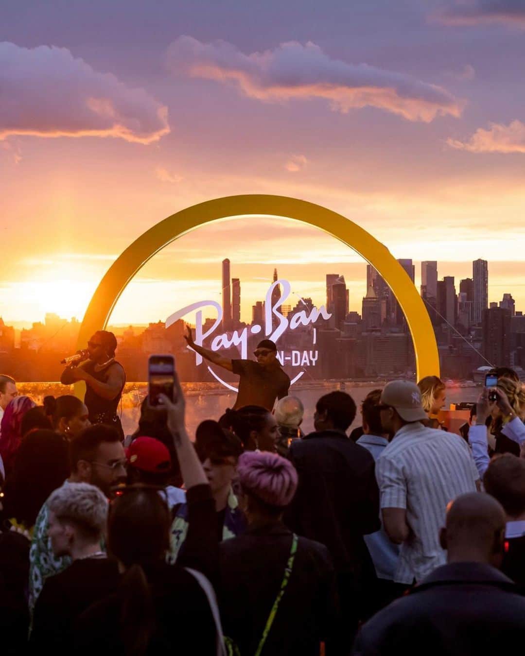 レイバンのインスタグラム：「4 cities. 4 sunsets. One epic journey celebrating the longest day of the year. Here’s how we kickstarted summer with #RayBanSunDay in New York, London, Paris and Tel Aviv.」