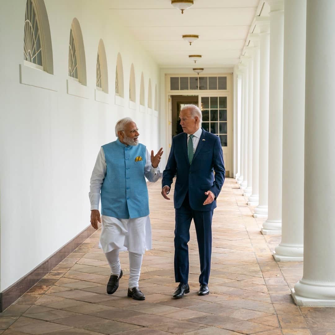 TIME Magazineのインスタグラム：「President Joe Biden today welcomed Prime Minister Narendra Modi of India for the third state visit of his presidency, but not long ago Modi was shunned by the U.S.   In 2005, the then-chief minister of the Indian state of Gujarat was denied a diplomatic visa amid accusations he tacitly supported Hindu mobs during communal violence three years earlier that left more than a thousand people, most of them Muslim, dead.  That Biden has chosen to fete Modi in this way is indicative of the “deep and close partnership” between their two countries, the White House said in a statement, especially on matters of foreign policy. But it is perhaps also emblematic of the growing visibility and electoral heft of the Indian American community.  Link in bio for why Biden is honoring Modi with a state visit, and what it all means.  Photograph by Evan Vucci (@evanvucci)—Pool/@apnews」