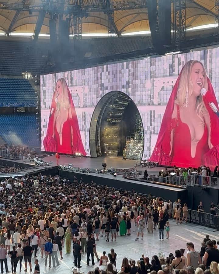 トニ・ガーンのインスタグラム：「Nothing makes me sob quicker than this voice @beyonce 🐝Heres the tiniest sneak of what it’s like watching the queen and her insane dancers live- if you haven’t you’re missing out on LIFE #beyondgrateful」