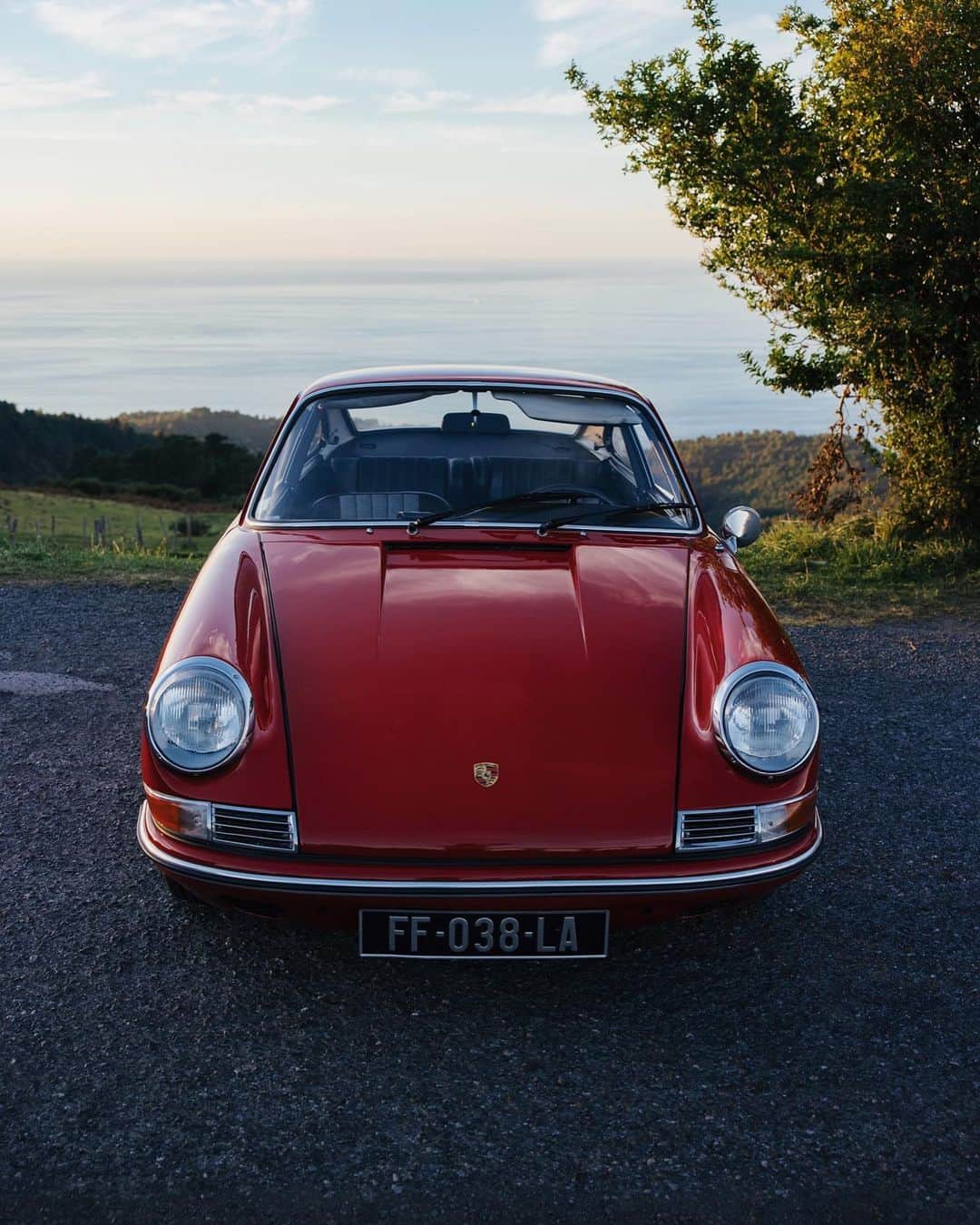 のインスタグラム：「One evening in Biarritz, driving one of my dream 911’s and catching sunset on the way back…」